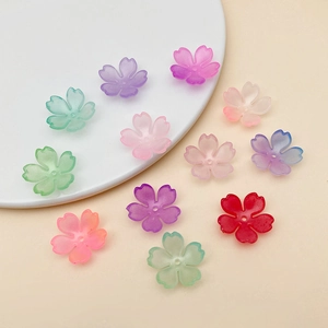 Detalle macro de cuentas de flores de cerezo de acrílico de 18 mm con agujeros para bricolaje