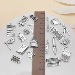 Antiksilberne Zinklegierung Schulanhänger-Set mit Taschenrechner und Lineal Symbolen