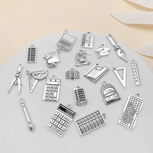 Vintage Silber Schulwerkzeug Anhänger Set mit Taschenrechner, Lineal und Rucksack Anhängern