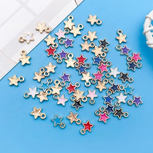 Vue détaillée de breloques étoiles colorées en émail avec cadres dorés pour bijoux DIY