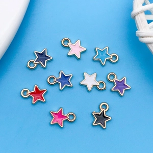 Détail de breloques étoiles en émail de neuf couleurs avec bordure dorée pour DIY