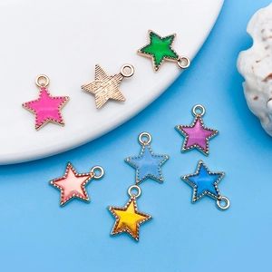 Dettaglio macro di ciondoli a stella in 7 colori per set di creazione di gioielli