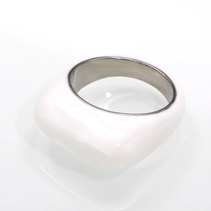 Λήψη macro του γαλλικού στυλ λευκού σμάλτου και ασημένιου δαχτυλιδιού από τιτάνιο