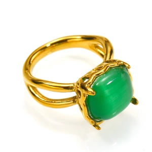 Anillo vintage de acero de titanio dorado con diseño de rama y gran gema verde central