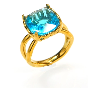 Elegante anillo de acero de titanio dorado con circón azul mar cuadrado y diseño de doble línea