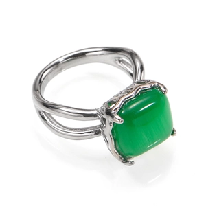 Detalle de anillo de acero de titanio plateado con gema verde cuadrada y diseño de doble banda