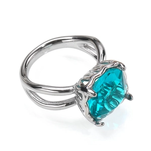 Detalle de anillo con circonita cuadrada y grabado intrincado de vid calada