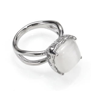 Detalle de anillo de piedra de luna cuadrada plateada con diseño de banda doble hueca