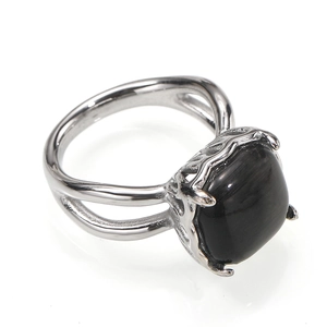 Vista detallada del anillo de plata de doble banda con piedra negra cuadrada tallada