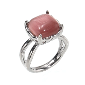 Elegante anillo de titanio con piedra rosa cuadrada y diseño de doble banda abierta