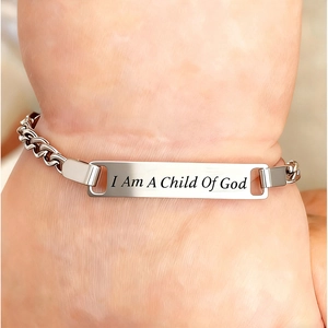Vista macro del bracciale in acciaio inossidabile con incisione I Am A Child Of God