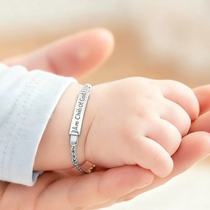 Bracciale neonato 'I Am A Child Of God' in acciaio inossidabile sul polso piccolo