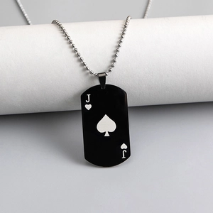 Nahaufnahme des matt schwarzen Poker-Anhängers Pik Bube mit silberner Kugelkette