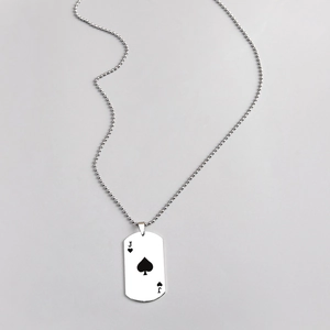 Detail des polierten Pik J Pokerkarten-Anhängers und der Kugelkette aus Edelstahl
