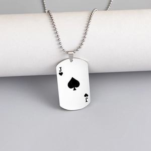 Detail der Edelstahl-Kugelkette und Poker-Pik-J-Anhänger an einer Dog-Tag-Halskette