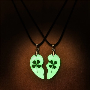 Collana Puzzle a Cuore Luminosa per Coppie Quadrifoglio Fiore Secco Acrilico Resina Ciondolo Gioielli Quadrifoglio Portafortuna per San Valentino