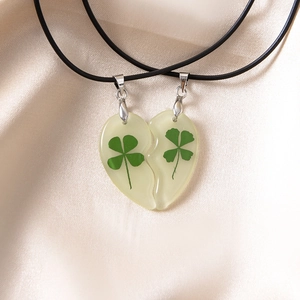 Collana luminosa a quadrifoglio a forma di cuore con veri fiori essiccati