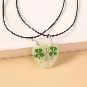 Collane luminose a quadrifoglio per coppie con pendente a cuore in resina lucida
