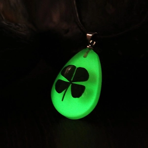 Collana con Pendente a Goccia Luminosa con Quadrifoglio Fiore Secco Resina Brilla al Buio Gioielli Portafortuna per Donna Regalo
