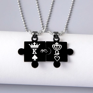 Dettaglio delle collane a cuore puzzle King e Queen con catene a sfere argento