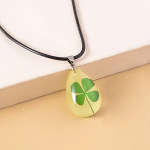 Collana luminosa a goccia con ciondolo quadrifoglio verde su cordoncino nero
