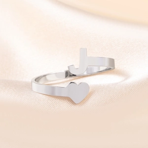 Minimalistischer verstellbarer Edelstahlring mit Buchstabe J und Herz-Design in Silber