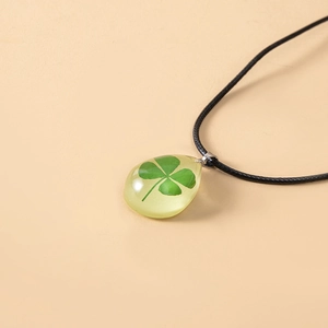 Collana con ciondolo a goccia e quadrifoglio verde con fiori secchi naturali