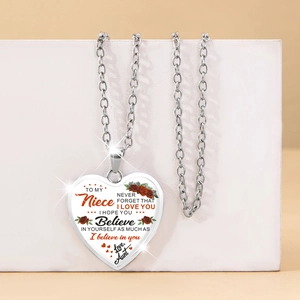 Collana con ciondolo a cuore con motivo di rose e dedica speciale su espositore