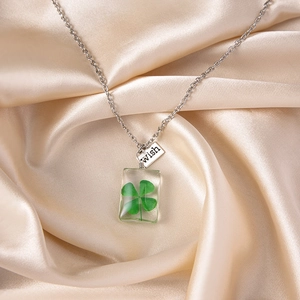Creative Resin Dried Flower Necklace Transparent Lucky Four-Leaf Clover Specimen Pendant Necklace With Wish Metal Tag For Women Jewelry Gift