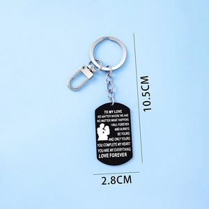Dettaglio del portachiavi in acciaio inox con incisione LOVE FOREVER e lunghezza di 10,5 cm