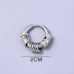 Details von silbernem Punk-Ohrring mit Totenkopf-Gravur und vier hängenden Metallringen