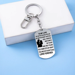 Portachiavi Love Forever in acciaio inox con silhouette di coppia su sfondo azzurro