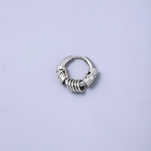 Ohrring im Ethno-Punk-Stil in Silber mit Totenkopf-Details und Hängeringen