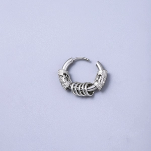 Detailansicht der Vintage Silber-Creole mit Drachenkopf-Motiven und hängenden kleinen Ringen