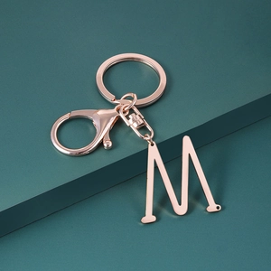 Porte-clés lettre M en acier inoxydable or rose poli avec fermoir mousqueton et anneau