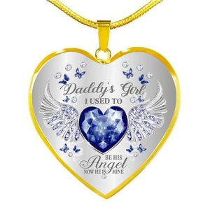 Dettaglio del ciondolo a cuore con gemma blu, ali d'angelo e incisione Daddy's Girl
