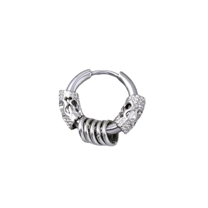 Punk-Silberohrring mit Totenkopf-Relief und beweglichen Ringen im Gothic-Stil