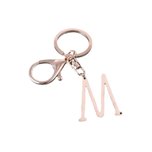 Porte-clés élégant lettre M en or rose avec fermoir mousqueton et finition inox polie