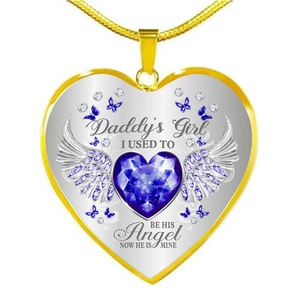 Dettaglio della collana con pendente a cuore ali d'angelo e pietra blu