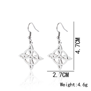 Detailansicht der Keltischen Knoten Ohrringe mit Maßen 4,7 cm x 2,7 cm auf weißem Grund