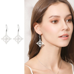 Detail von silbernen keltischen Knoten-Ohrringen mit Cut-out-Design und Modellansicht