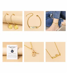 Selezione di collane e bracciali dorati con ciondoli lettera A, VOTE e Capricorno