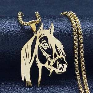 Collana con pendente testa di cavallo dorata in acciaio inossidabile con design cavo