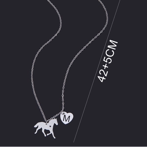 Collana con ciondolo sagoma di pony e cuore con lettera M in acciaio inossidabile