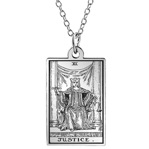 Silberne Tarot Justitia Halskette aus Edelstahl mit klassischer Rider Waite Gravur