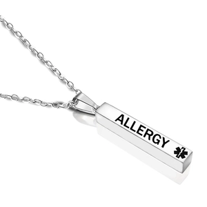 Detail eines silbernen medizinischen Allergie-Anhängers mit Gravur und Äskulapstab-Symbol