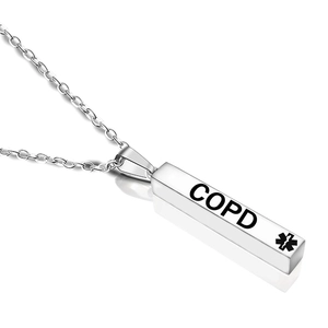 Nahaufnahme der silbernen medizinischen COPD-Halskette mit dem Stern des Lebens Symbol