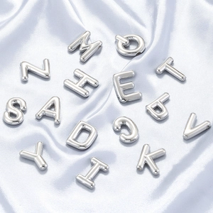 Set mit 26 silbernen Buchstaben-Anhängern im Ballon-Stil für DIY Schmuckherstellung