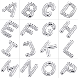 Makroanzeige von 3D-Silber-Alphabet-Anhängern mit spiegelndem Metallic-Finish