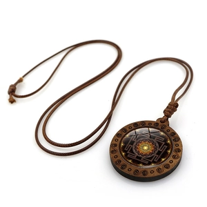 Collier en cordon de cire marron avec pendentif en bois mandala et fleur de vie